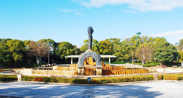 服部緑地公園の噴水と緑